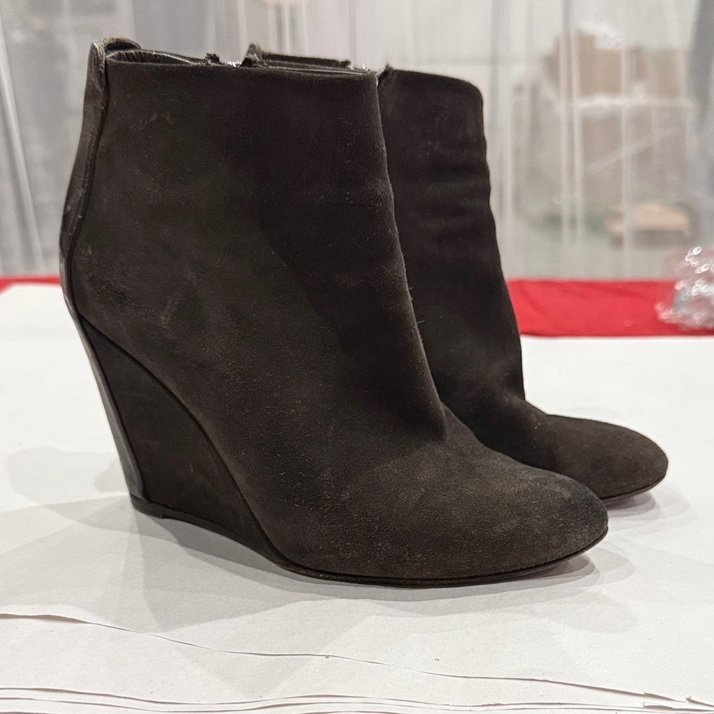 Elegant dark grey to black Suede Wedge Ankle Boots